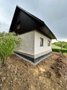 Izolace základů chaty